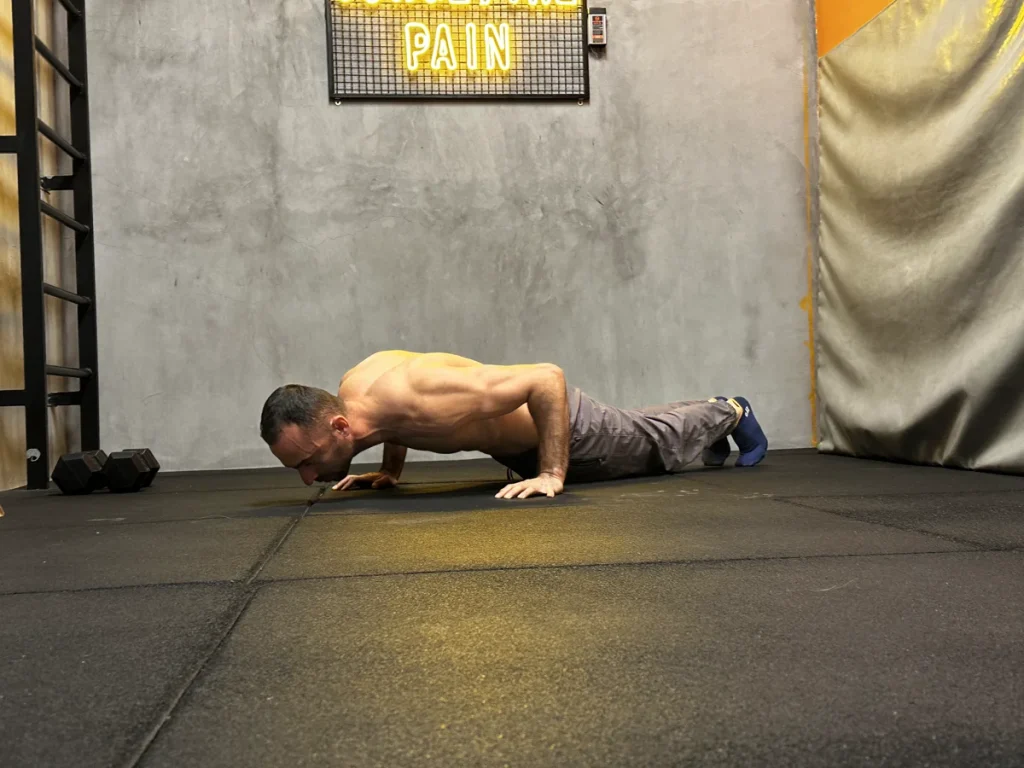 ورزشکار کلیستنیکس در حال شنا زدن