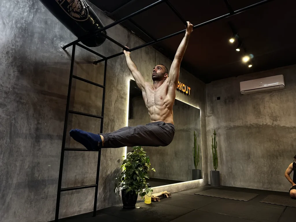 استاد حسن اکبرزاده در حال حرکت خلبانی شکم