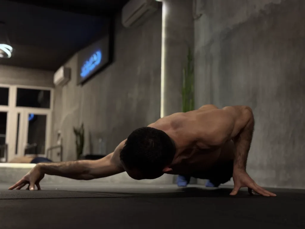 حرکت شنا تک دست روی پنجه ها