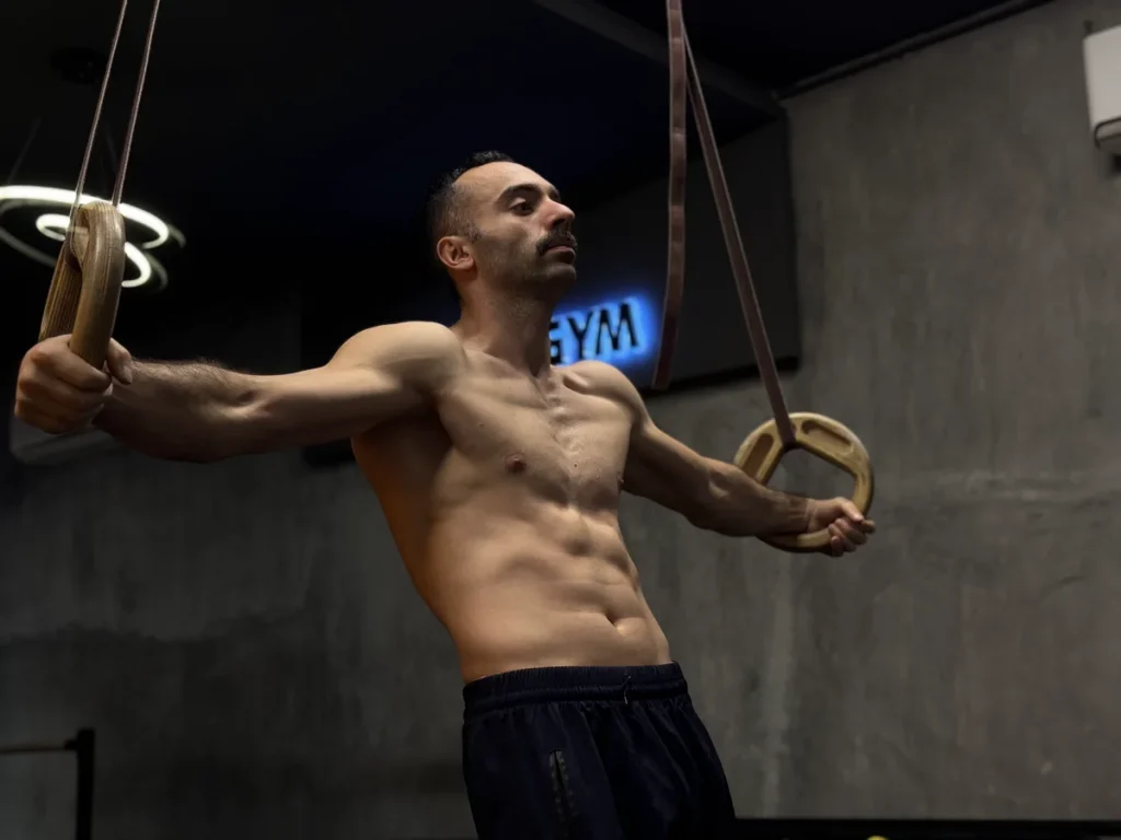 استاد اکبرزاده در حال اجرای حرکت صلیب