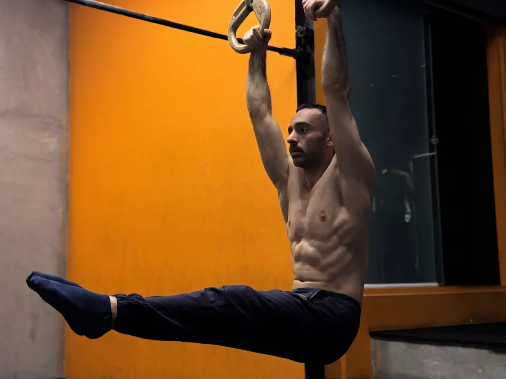 عضلات شکم زمانی که روی دار حلقه ال سیت نگه میدارید